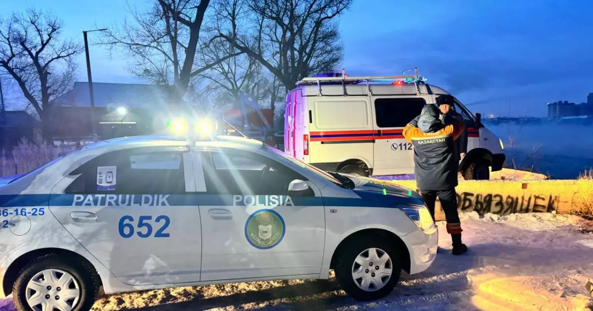   «Ішінде төрт адам болған»: Абай облысында автокөлік Ертіс өзеніне құлап кетті   