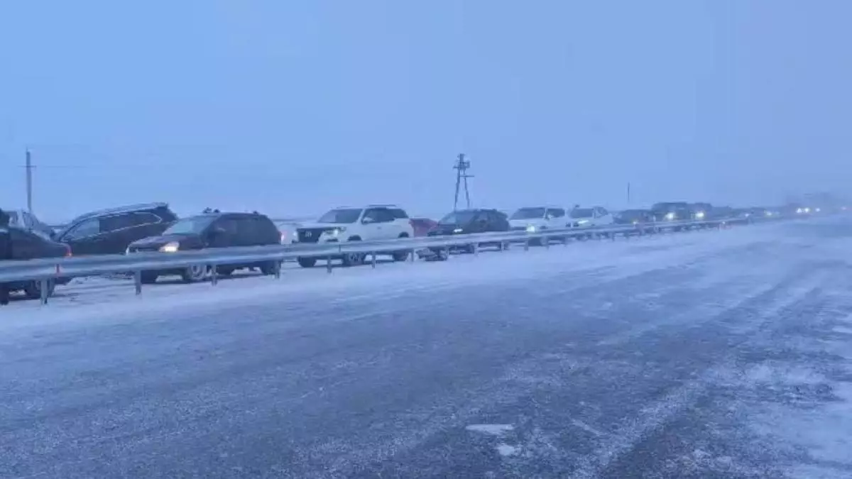 Инструкция для водителей: что делать, если вы застряли на трассе в непогоду