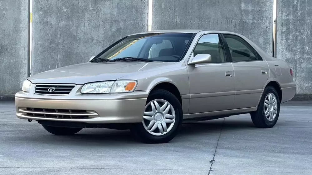 Классическую Camry 2001 года зачем-то выставили на аукцион