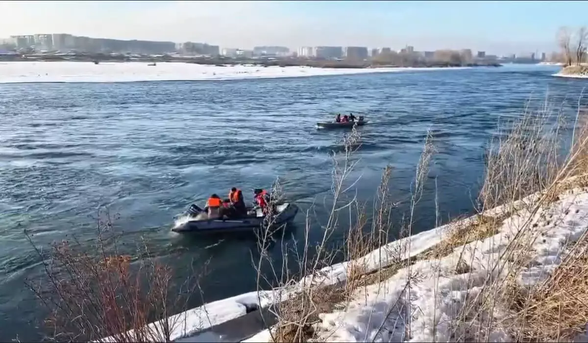 Машина с 4 казахстанцами затонула в Иртыше: подробности рассказали в полиции