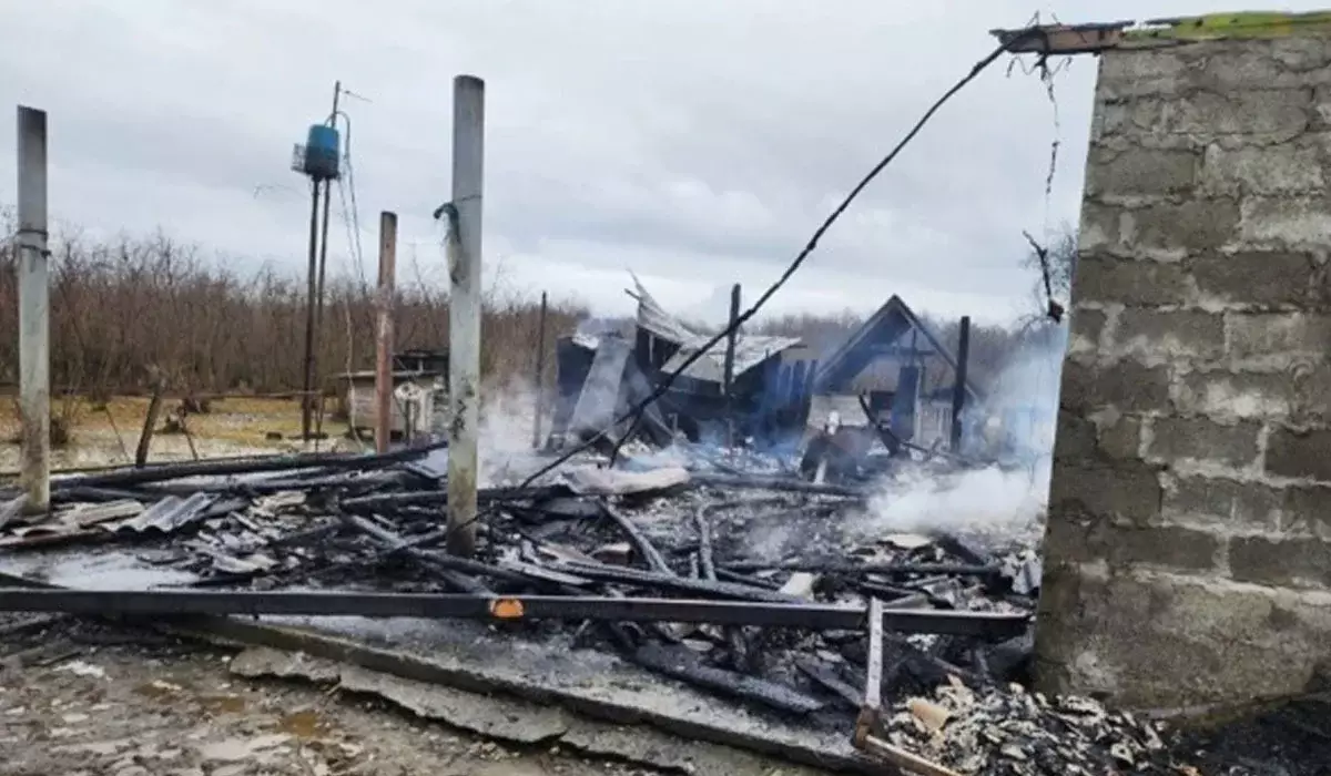 Әжесі пешке байқамай бензин құйып жіберген - бір үйдің бес қызы тірідей жанып кетті