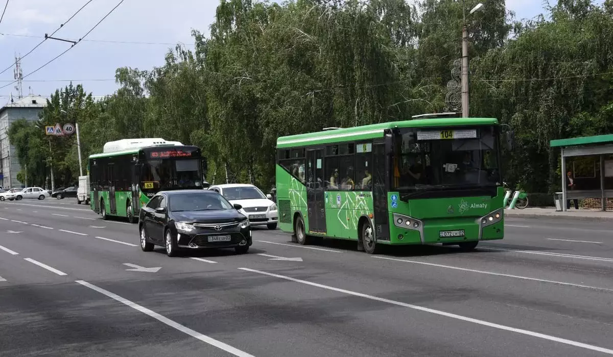 Права более 1,6 тысячи водителей автобусов ущемил крупнейший перевозчик Алматы