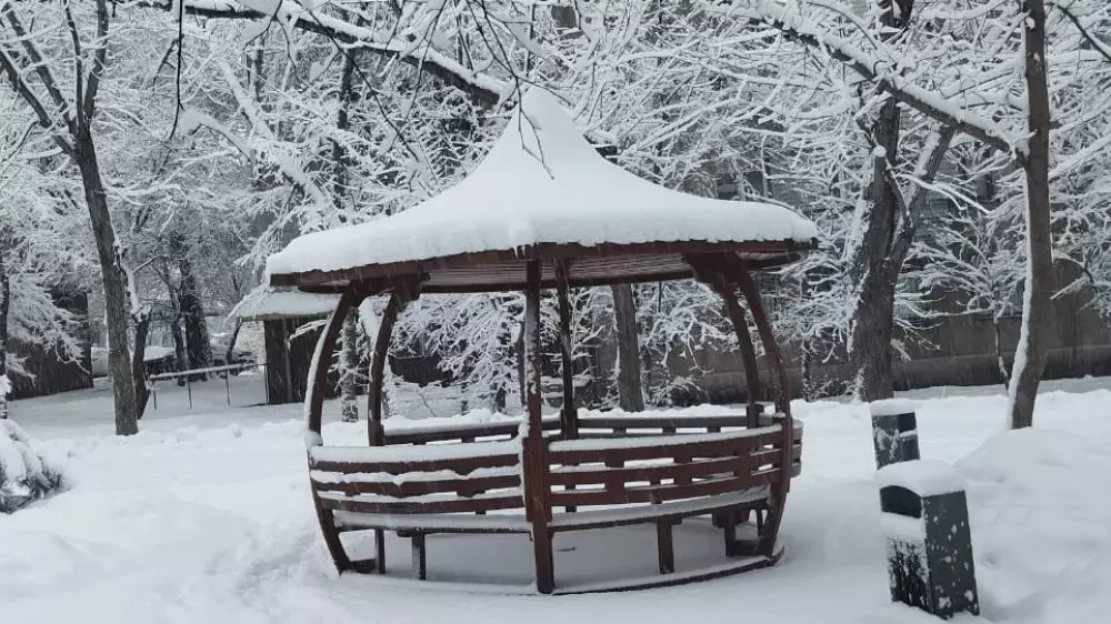 Алматы засыпало снегом