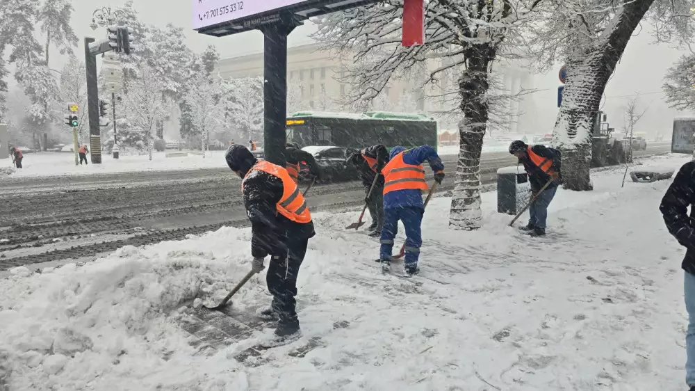 14 сантиметров снега: водителей предупредили в Алматы