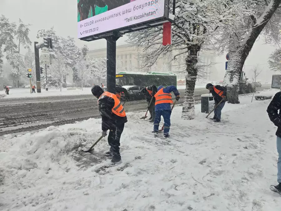 Алматыда бір түнде 14 см қар жауды: жүргізушілерге маңызды ескерту жасалды