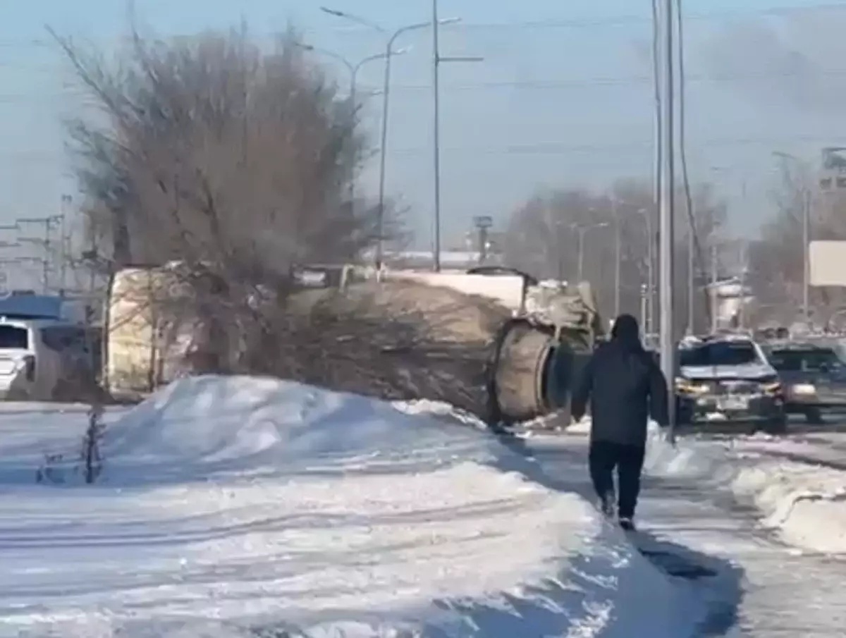 Бетономешалка упала близ автобусной остановки в Астане – видео