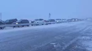 1 мыңнан астам көлік тас жолда тұрып қалды