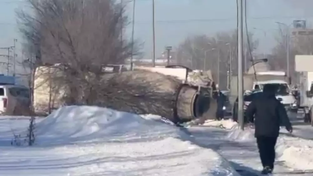 Бетономешалка наехала на Infiniti и Tank в Астане