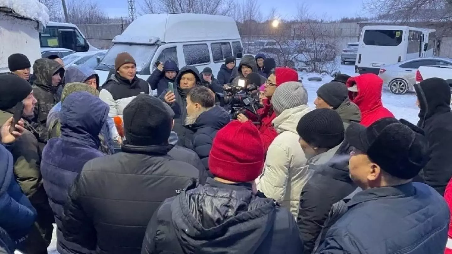 Водители скандального перевозчика в Уральске устроили забастовку