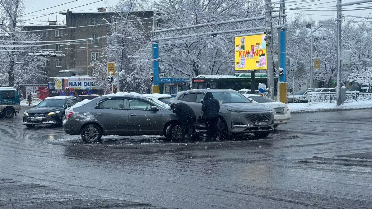 Алматыда қолайсыз ауа райынан 33 көлік апаты болды