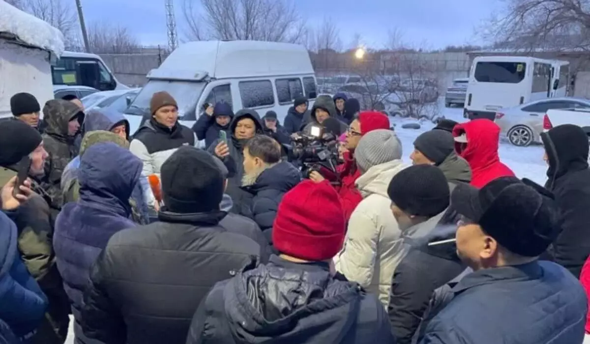 Устали от обещаний: водители автобусов вышли на забастовку в Уральске