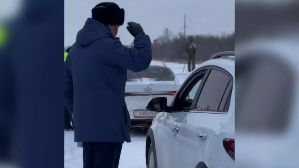 В ВКО полицейские оказали помощь на трассе более 300 водителям