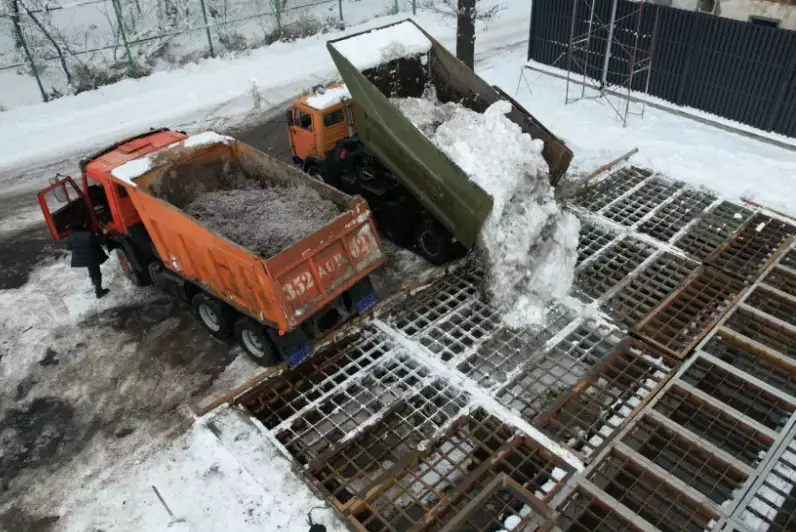 Снег начали плавить в Алматы