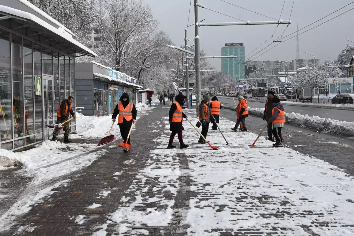 Позитив пен еңбекқорлық: алматының коммуналдық қызметтері ауа райының қолайсыздығымен қалай күреседі