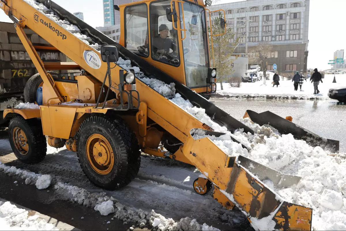 Более 1700 машин спецтехники вышли на уборку снега в Астане