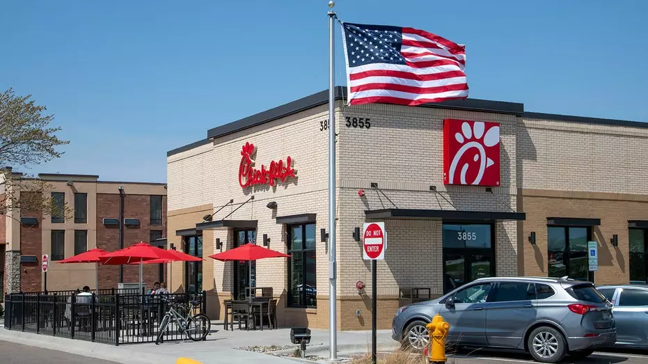 В США роботы Chick-fil-A, выжимающие лимон, сокращают более 10 000 рабочих часов в день