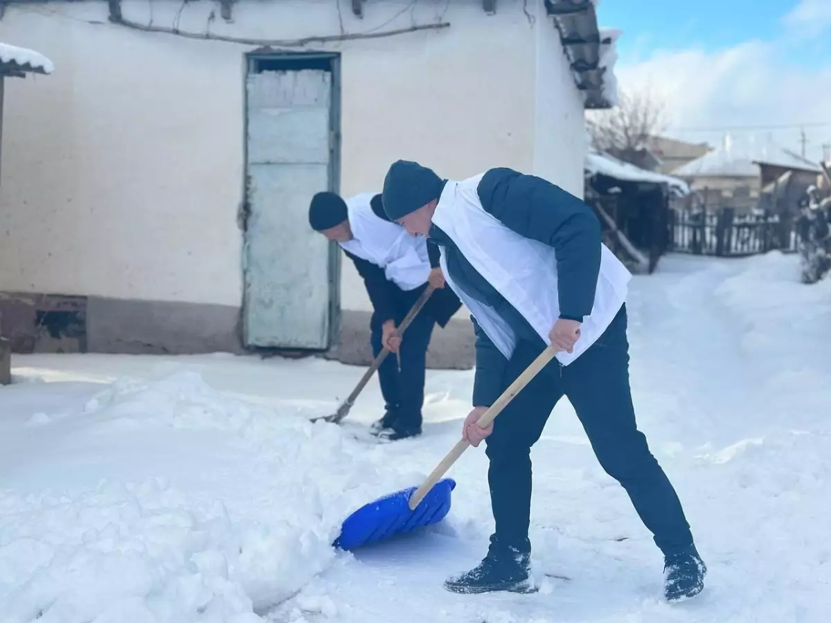 «Таза бейсенбі» акциясына қатысушылар жалғызбасты қарттардың ауласын тазартты