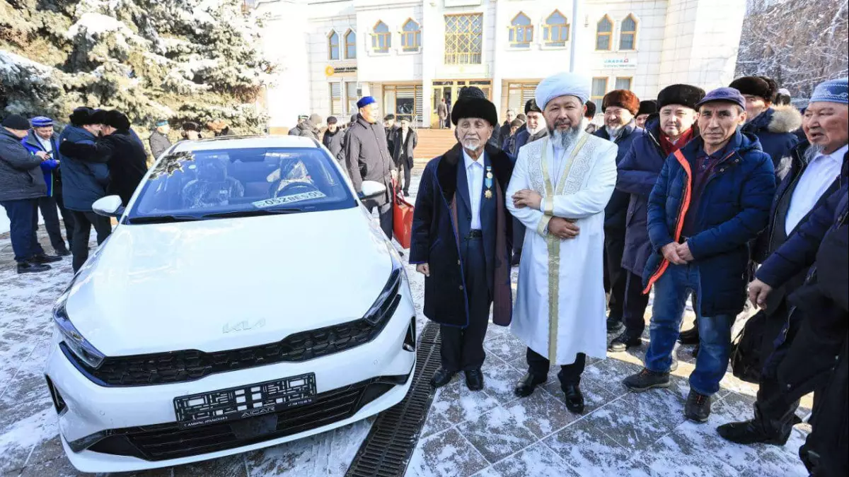 Мүфтият еліміздің алғашқы бас мүфтиі болған Рәтбек қажыға көлік мінгізді