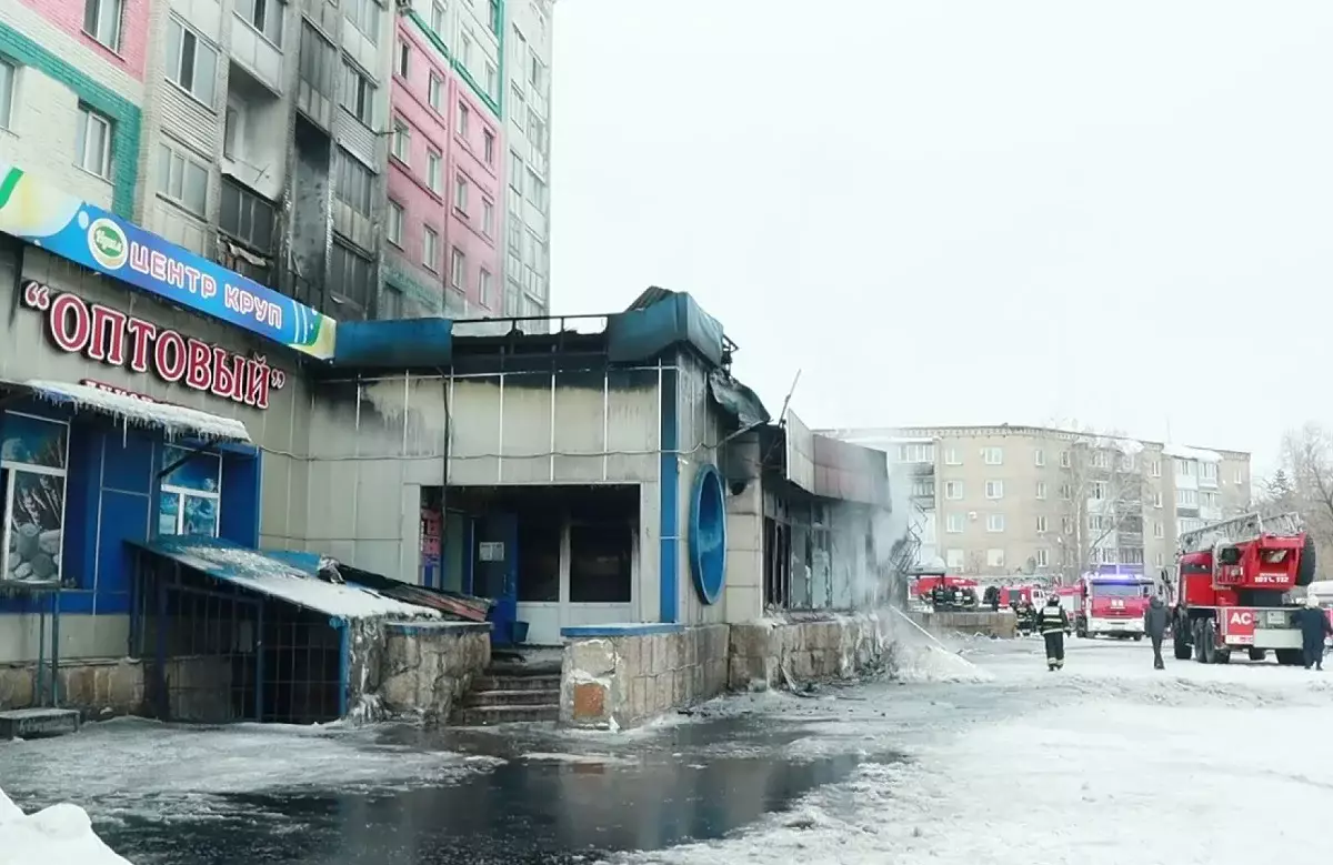 Пожар в Петропавловске: горел торговый павильон, расположенный в жилой многоэтажке