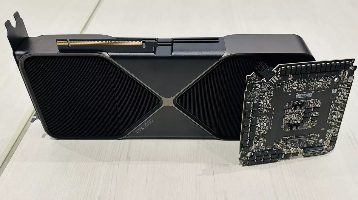 Компактная и мощная: появились «живые» фото NVIDIA GeForce RTX 5090