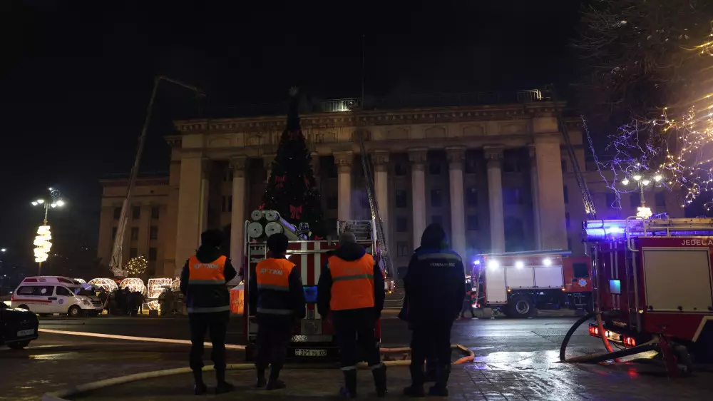 В Алматы пожарные локализовали пожар в здании КБТУ