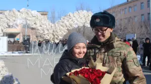 Сарбаз әскери ант рәсімінде сүйіктісіне сезімін білдірді