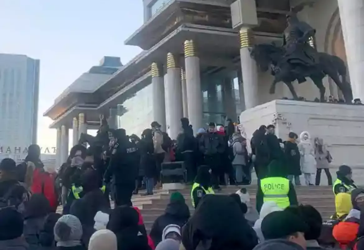 В Монголии тысячи митингующих требуют отставки правительства