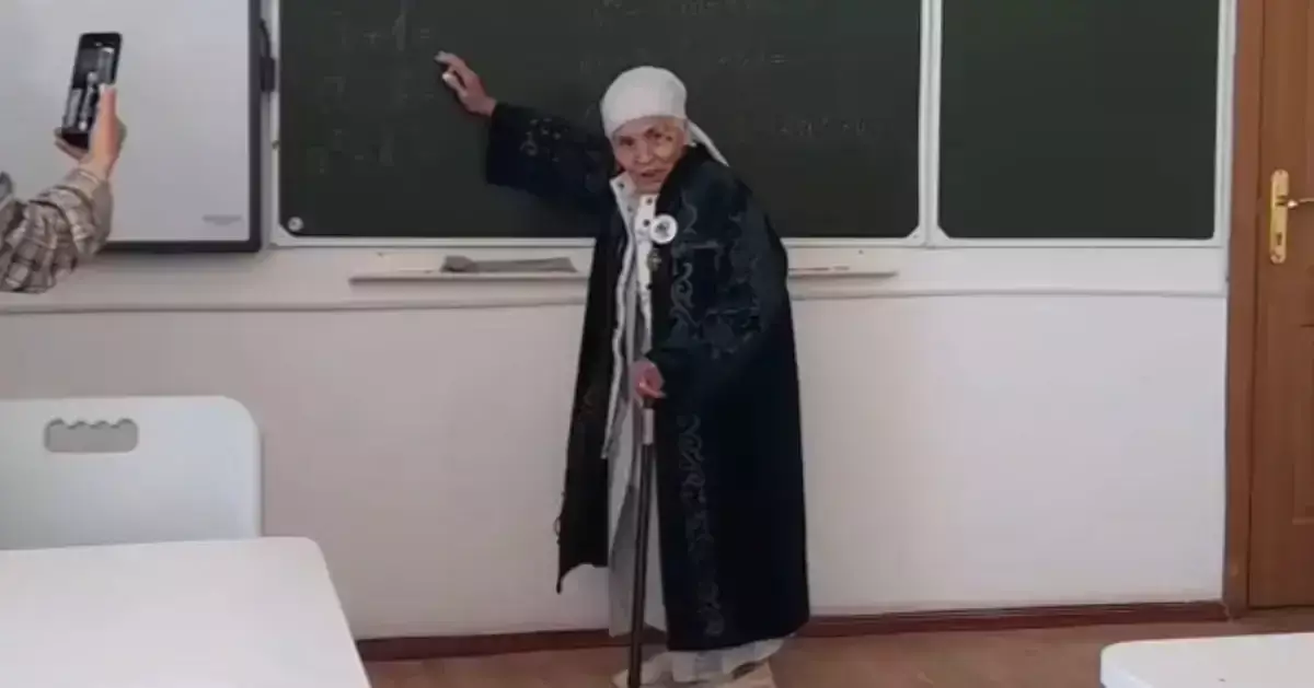 Видео с 93-летней учительницей восхитило казахстанцев