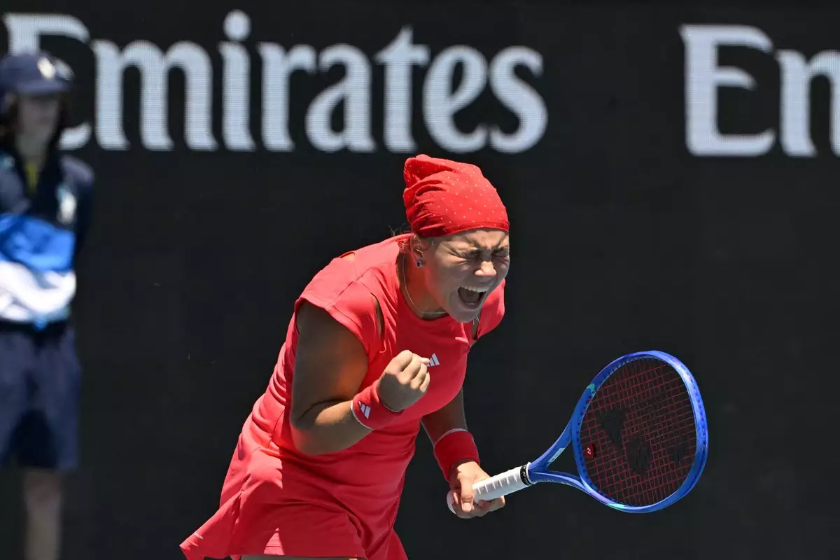 «Выгнала маму с трибуны». Одна из надежд России на Australian Open удивляет своим поведением и нарядами