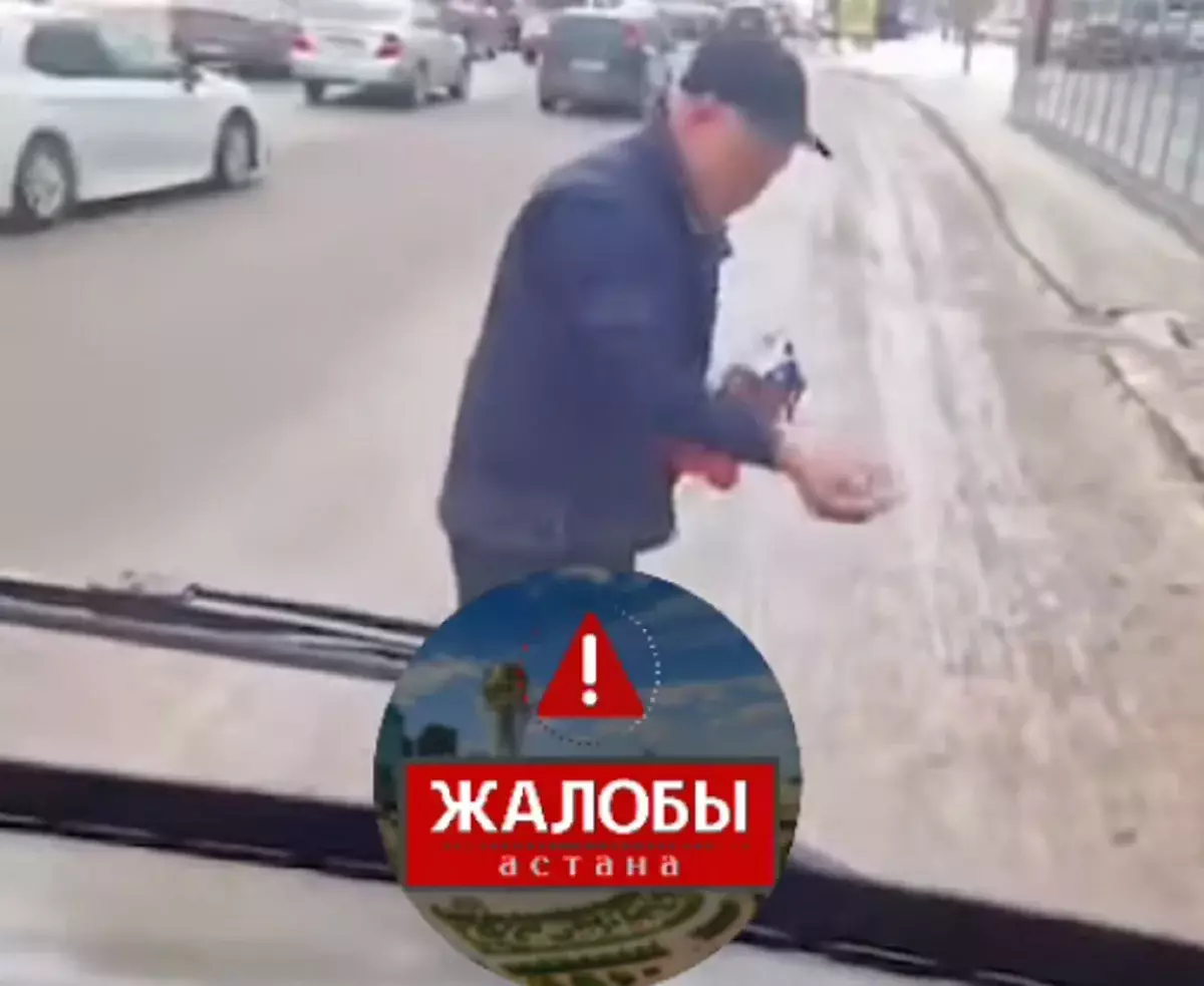 «Докатились»: водитель автобуса сам сыпет соль на остановке в Астане — видео