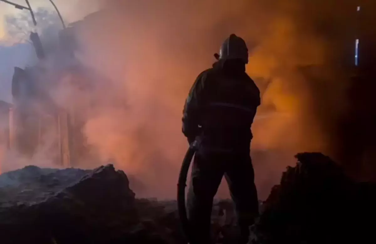 Крупный пожар на складе стройматериалов ликвидировали близ Алматы (ВИДЕО)