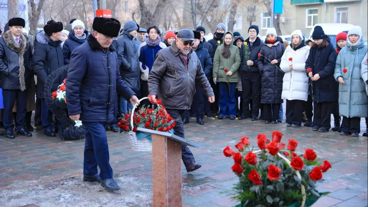 Ақтөбеде Әлия Молдағұлованың ескерткіш-бюстіне гүл шоқтары қойылды