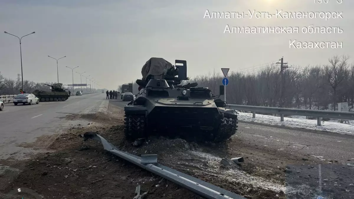 Боевые машины выпали из трала на трассе Алматы - Усть-Каменогорск