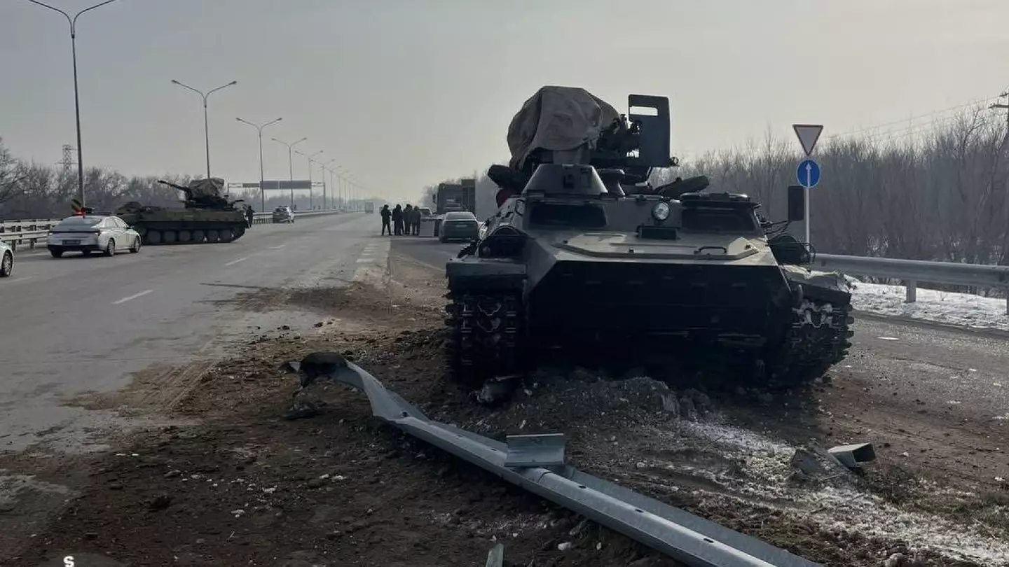 ДТП с военной техникой: два тягача выпали с трала на трассе