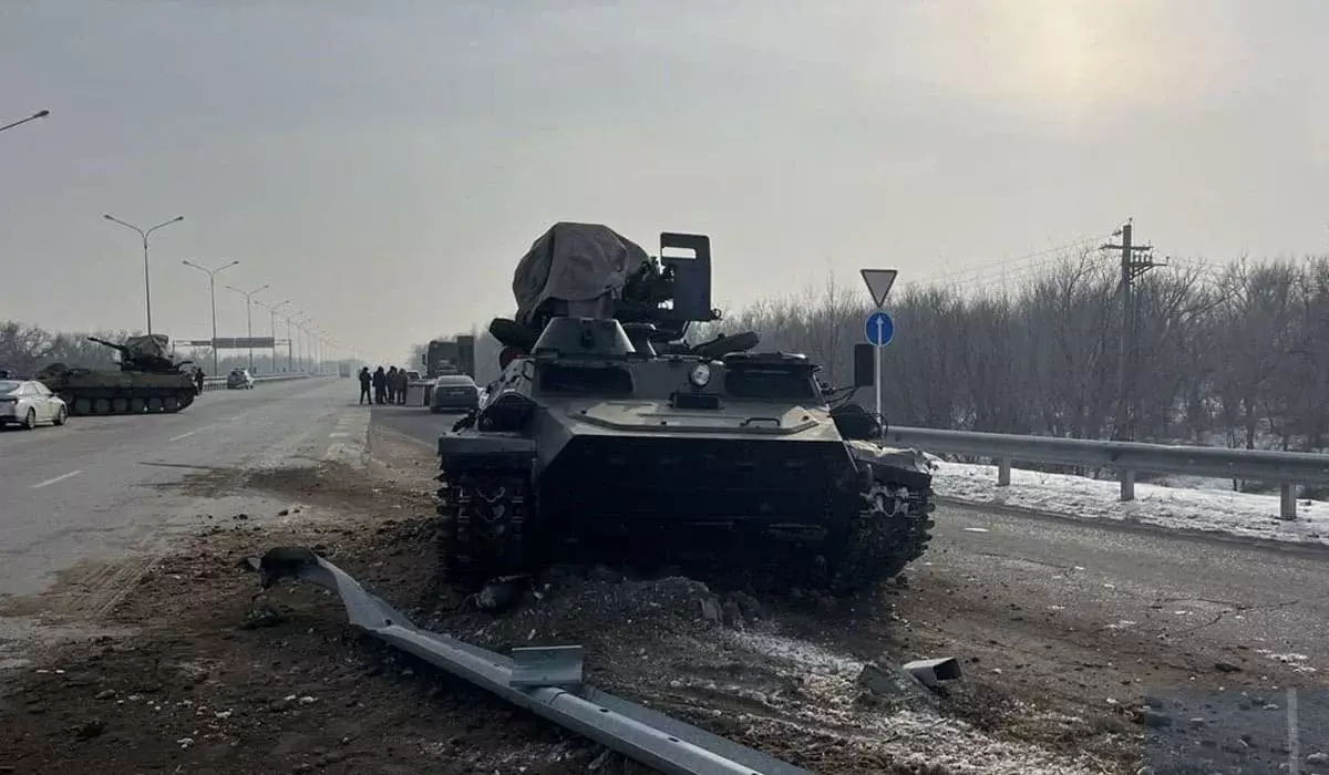 Военная техника выпала на трассу и столкнулась с полицейской машиной в Алматинской области (ФОТО, ВИДЕО)