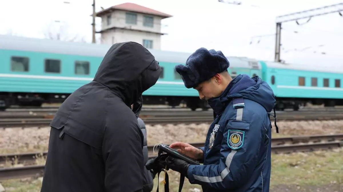 45 тысяч казахстанцев оштрафовали за переход железной дороги в неположенных местах