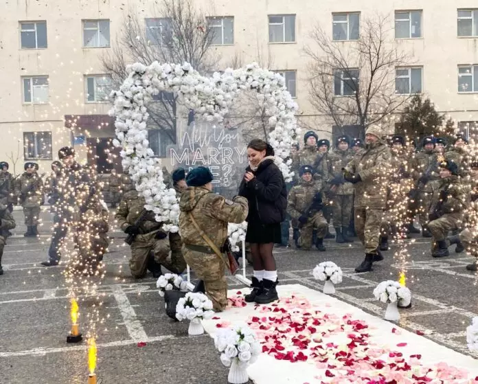 Предложение руки и сердца во время присяги сделал гвардеец в Шымкенте