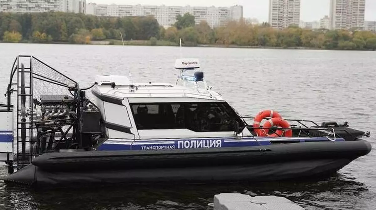 Полицейский катер перевернулся в Москве-реке