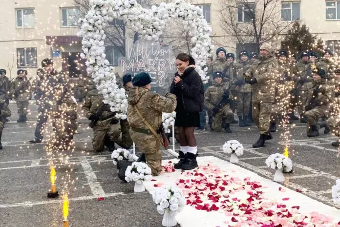 Предложение прямо на плацу сделал алматинец своей девушке