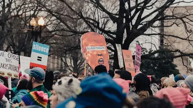 Тысячи человек вышли на митинг против Трампа в Вашингтоне