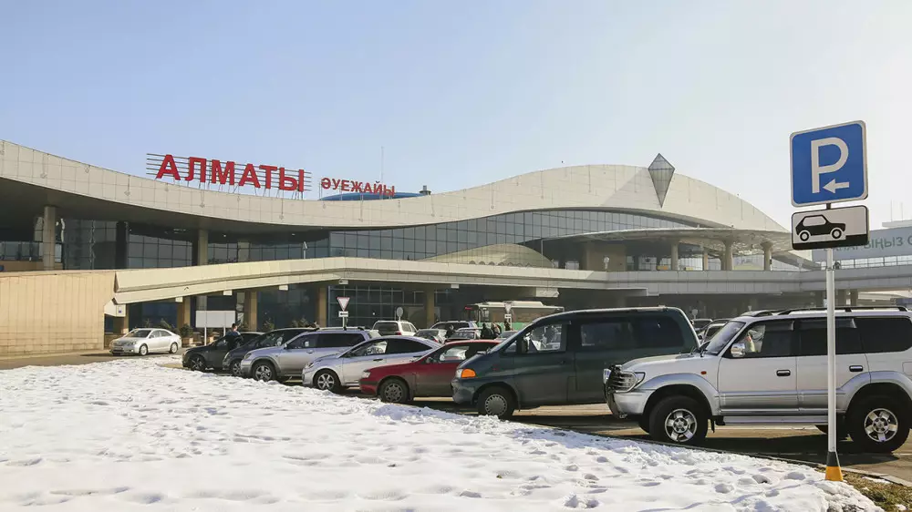 Аэропорт Алматы получил предупреждение за планы поднять цены на парковку