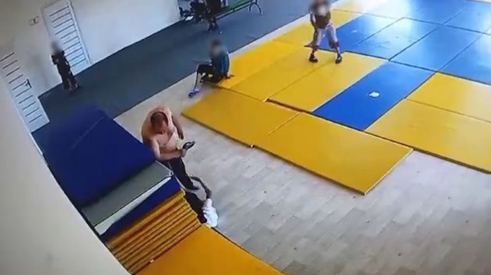 Мужчина поднял руку на воспитанника детской деревни в Атырау