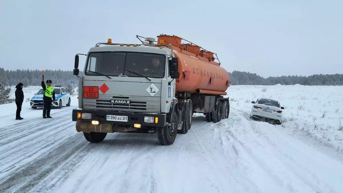 Съехавшему в кювет авто помогли выбраться полицейские Акмолинской области