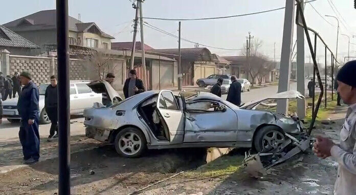 Шымкентте жол апаты: Жүргізуші көліктен 10 метрге ұшып кетті