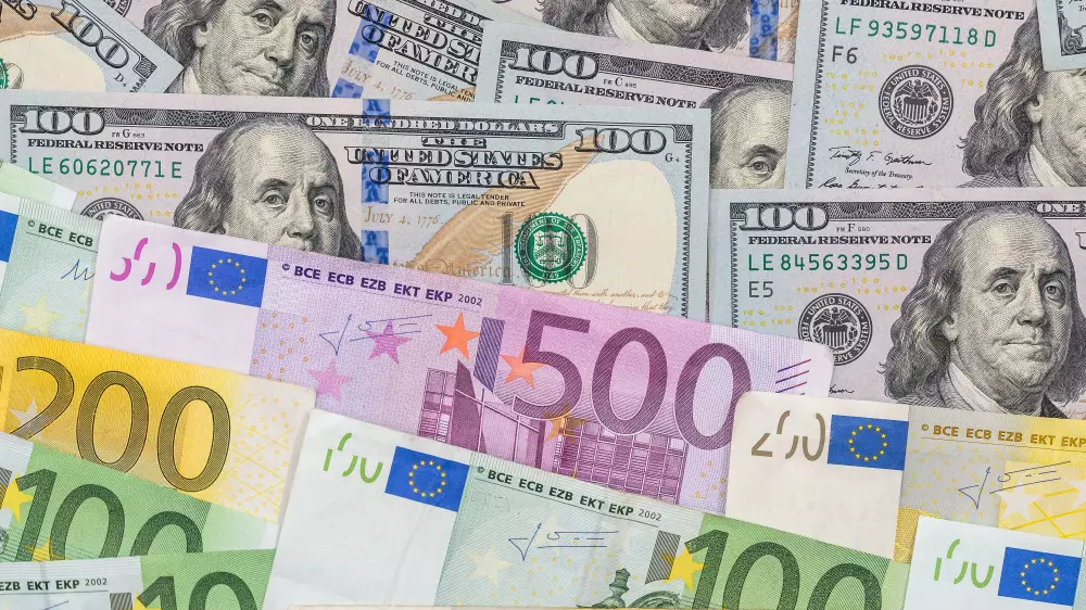 Курс доллара в Казахстане упал еще почти на 4 тенге