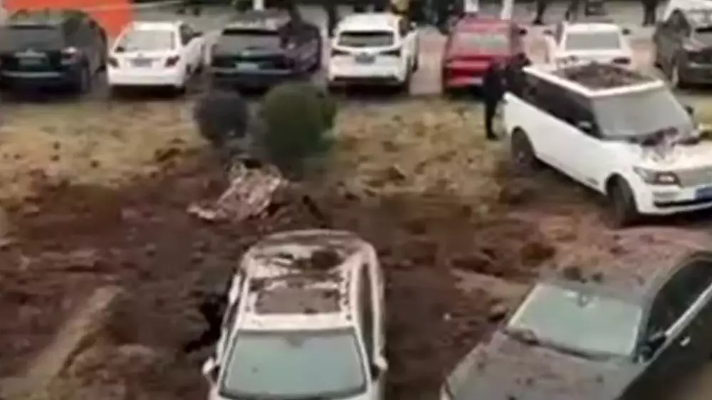 Мальчик взорвал 8 автомобилей петардой в Китае
