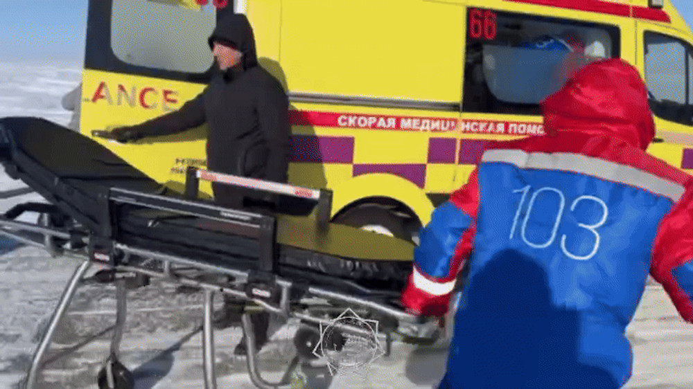 Врачи скорой помощи застряли в снежном заносе на севере Казахстана