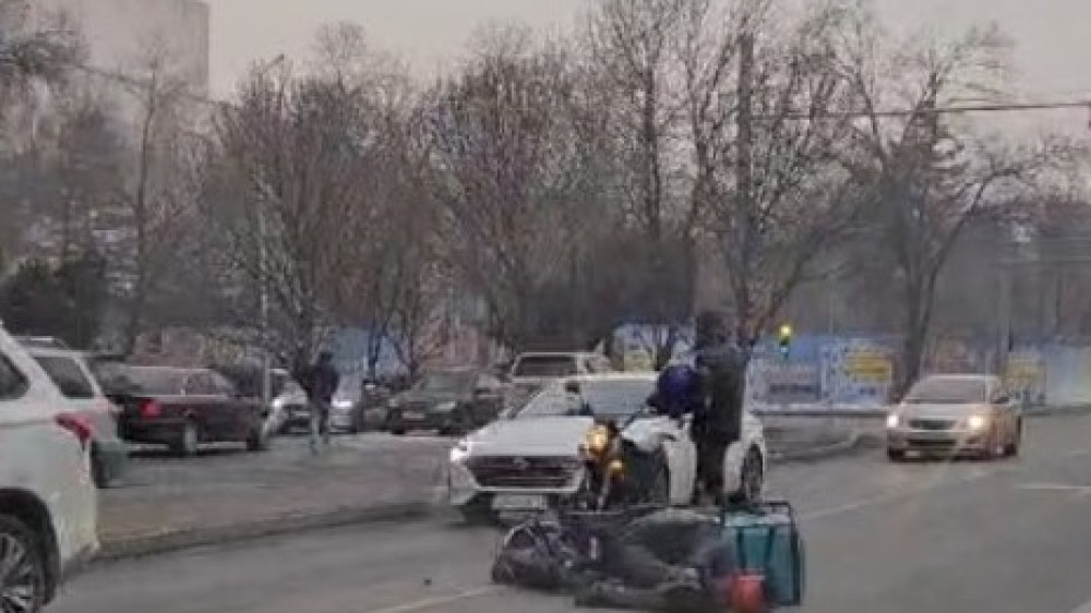 ДТП с участием мопедиста и байкера произошло в Алматы