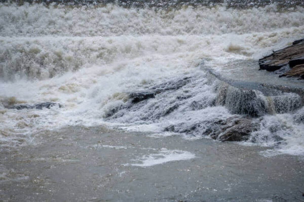 Видео с огромным потоком воды из дамбы напугало жителей ЗКО