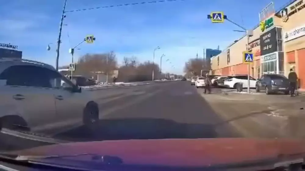 Полицейская машина сбила девушку на пешеходном переходе: видео